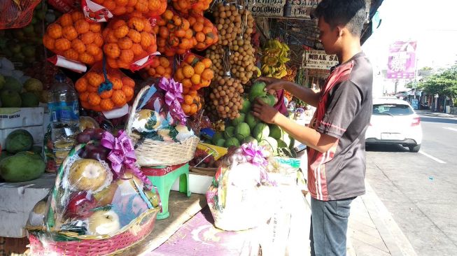 Jelang Perayaan Imlek, Omset Pedagang Buah di Pasar Colombo Naik 50 persen