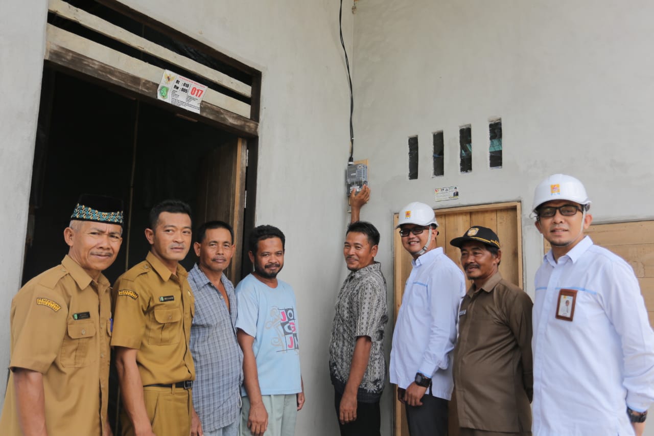 PLN Nyalakan Puluhan Rumah Masyarakat Desa Twi Mentibar Selakau