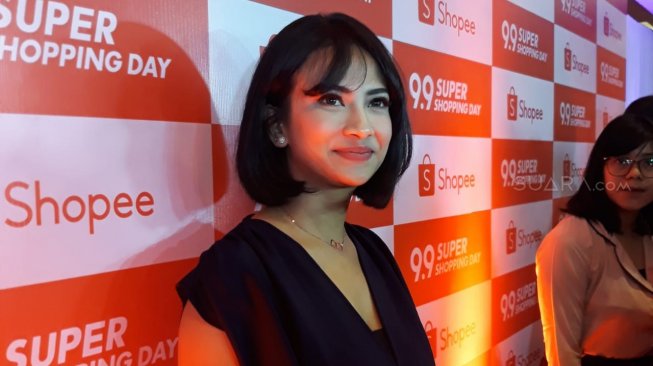 Vanessa Angel dan Suami Pelukan Mesra, Warganet: Habis Ini Mantap-Mantap