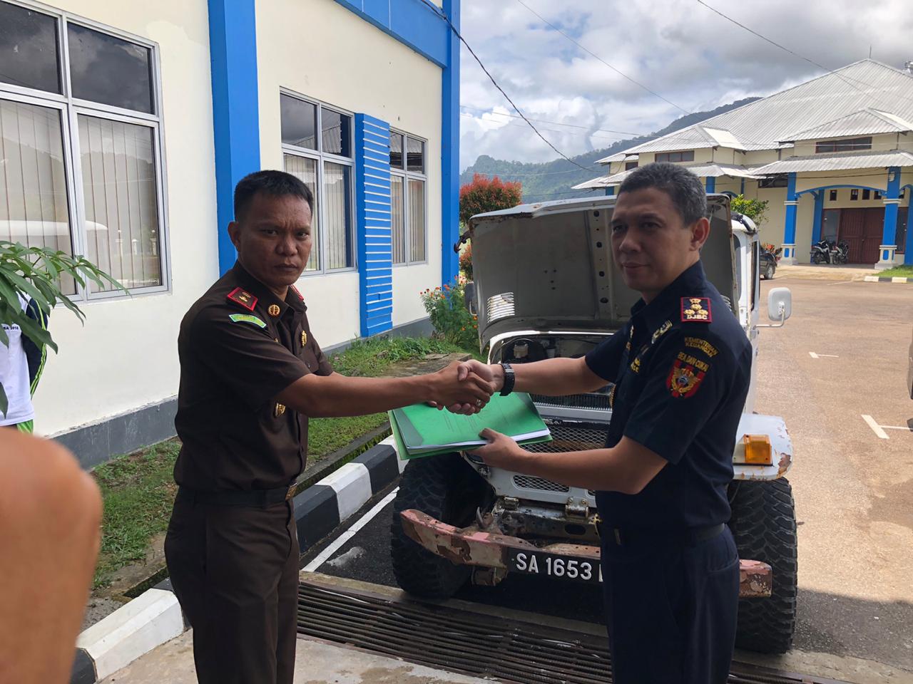 Petugas Ungkap Operandi ‘Roadtax Mobil Mewah’ di PLBN Entikong