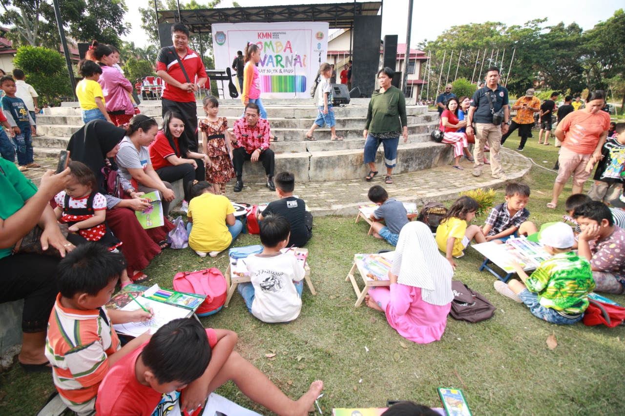 Lomba Mewarnai Gambar di Taman Kota Intan