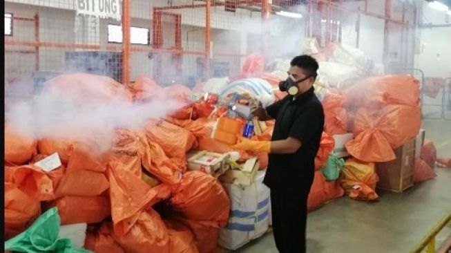 Cegah Covid-19, Pos Indonesia Lakukan Penyemprotan Cairan Disinfektan