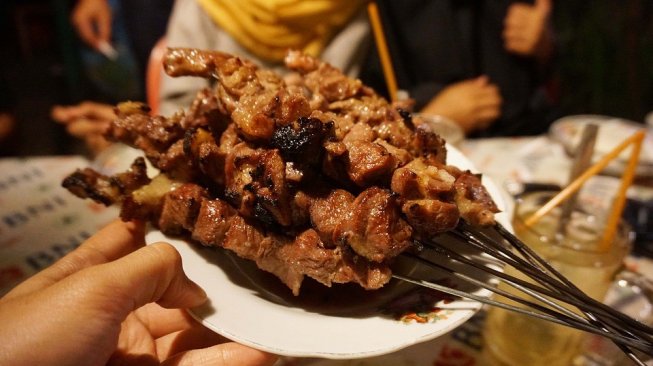 Bukan Tas Biasa, Remaja Ini Bawa Jajanan Sate Pakai Barang Tak Terduga