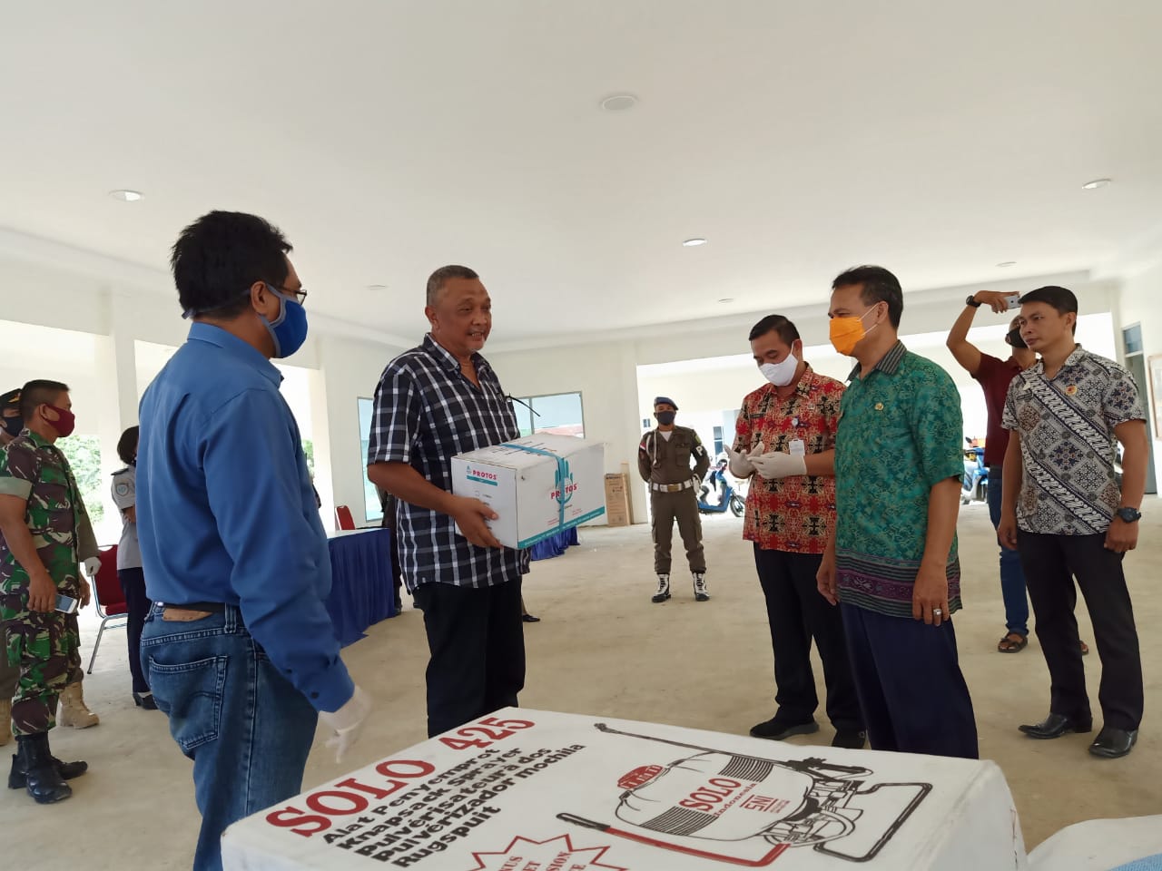 KADIN Kalbar Salurkan Bantuan APD di Bengkayang