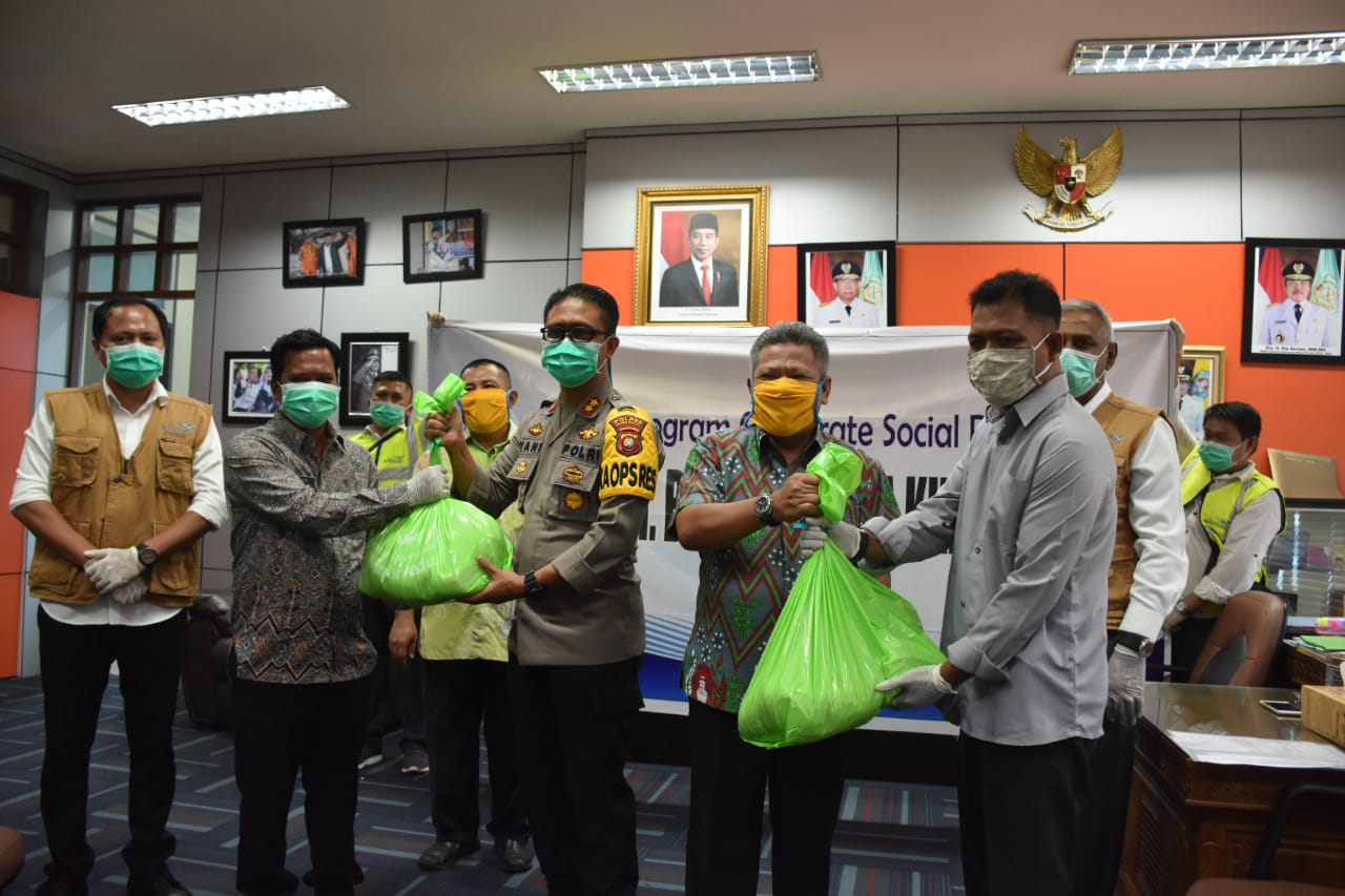 Wilmar Grup Salurkan 1.868 Paket Sembako di Kubu Raya