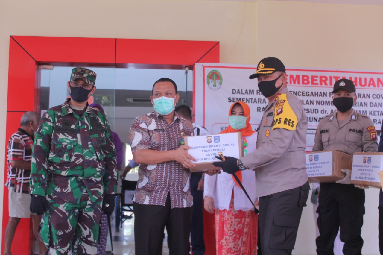 Polres Ketapang Bantu Warga Terdampak Covid-19