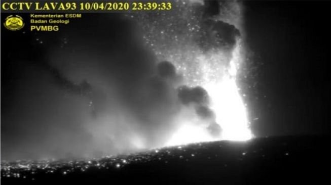 Detik-detik Letusan Gunung Anak Krakatau Terekam CCTV PVMBG