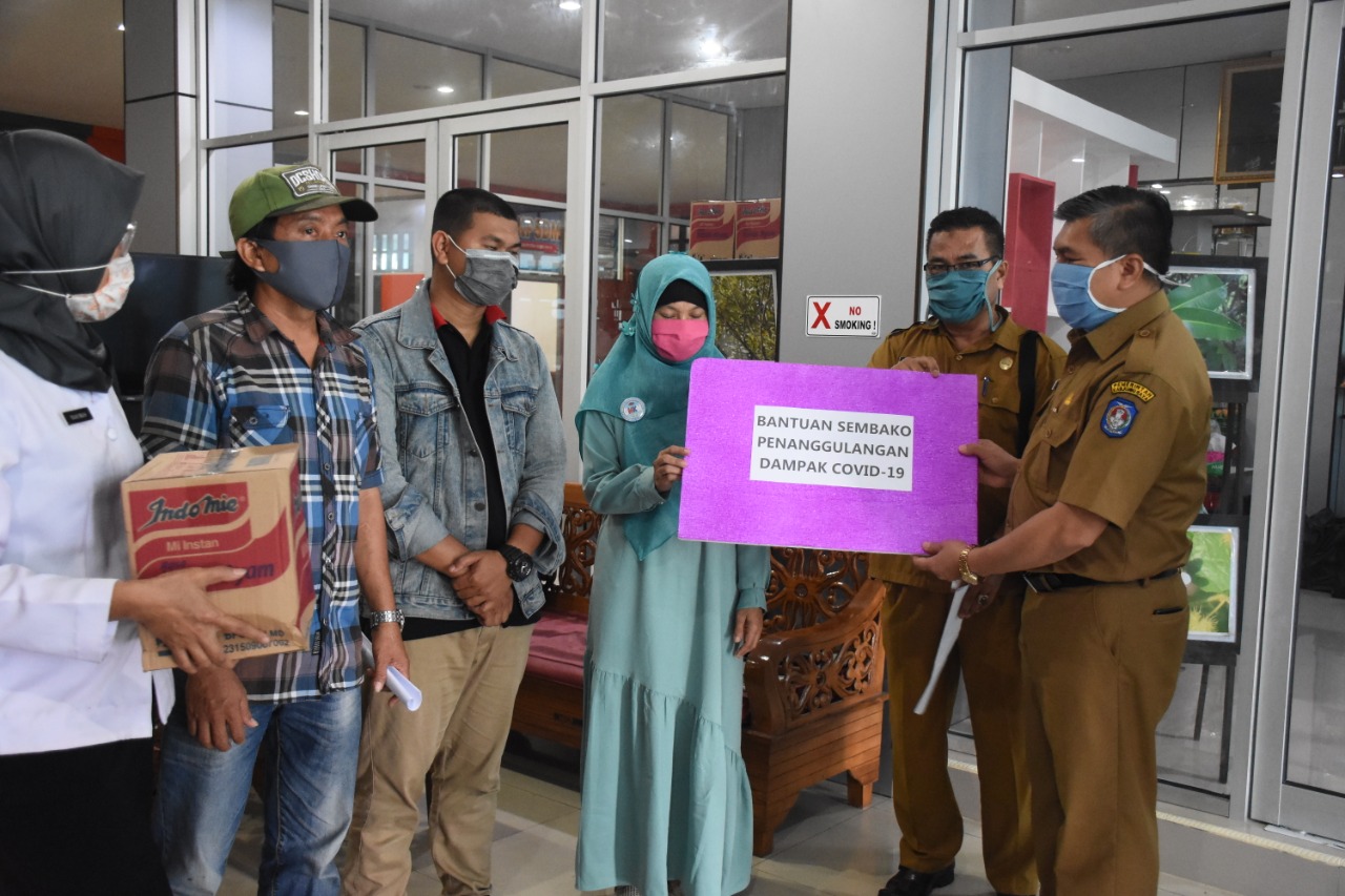Pemkab Kubu Raya Bantu Masyarakat Terdampak Covid-19