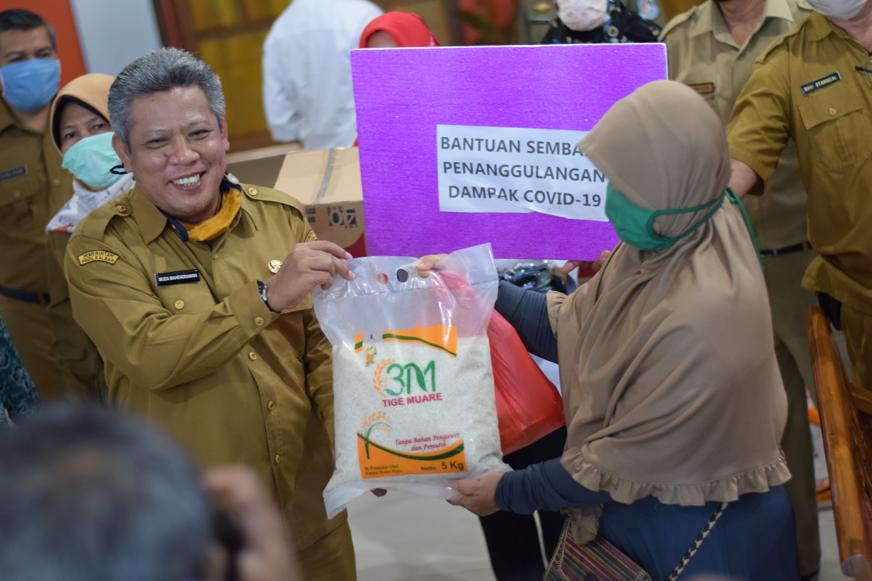 Bupati KKR Salurkan Bantuan Bahan Pokok di Sungai Raya
