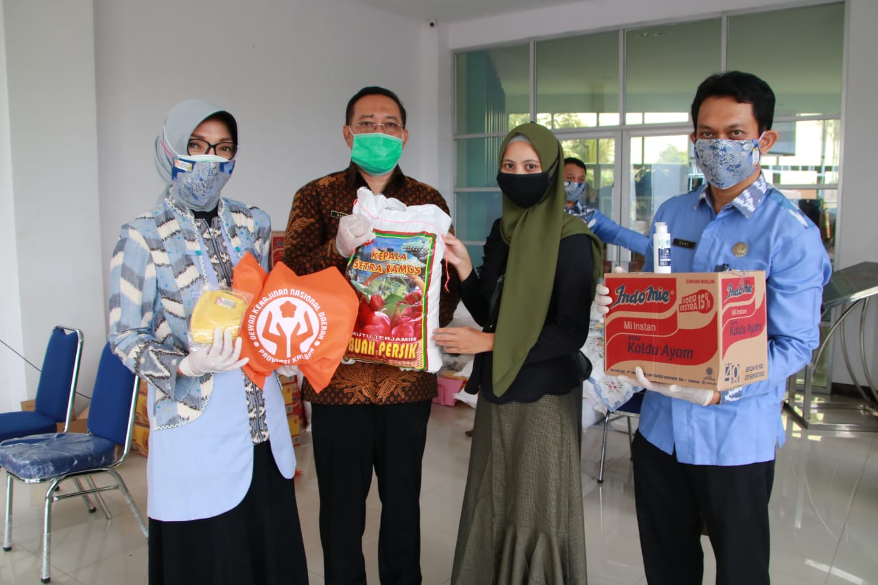 Pengrajin Binaan Dekranasda Terima Bantuan Sembako