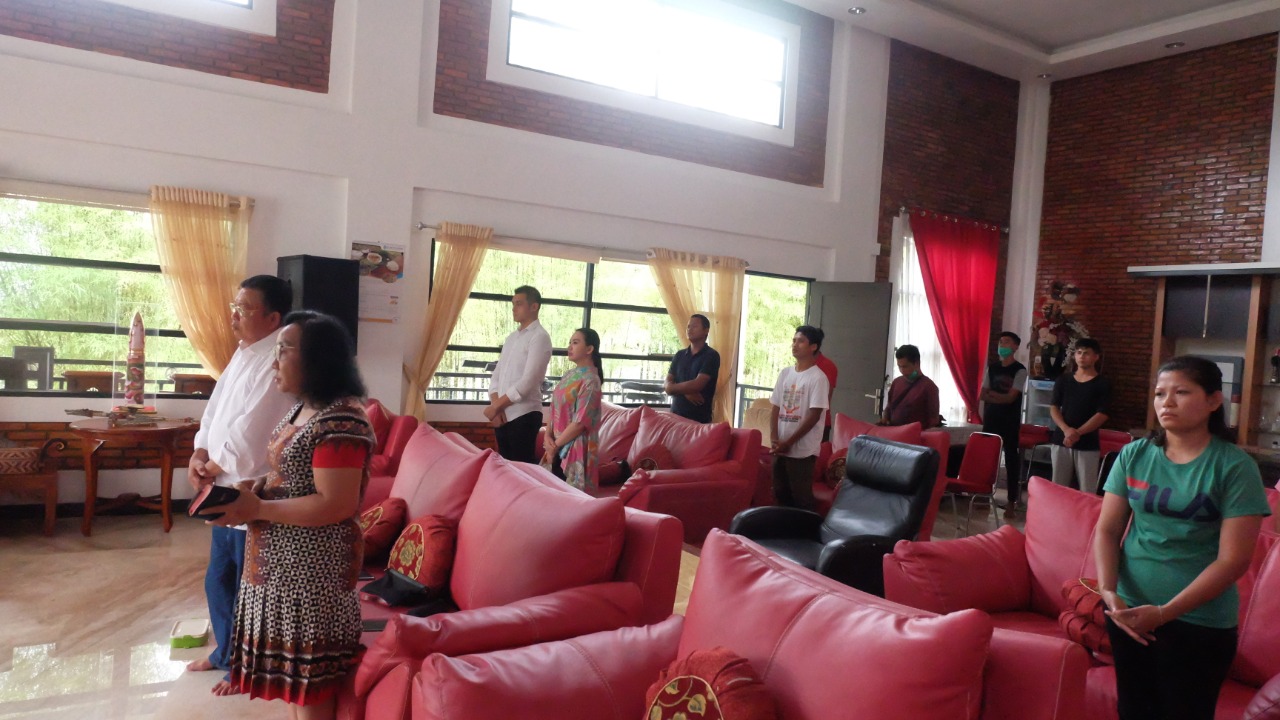 Karolin dan keluarga Ikuti Misa Jumat Agung Live Streaming