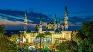 Bak Negeri 1001 Malam, Menilik Keindahan Masjid Agung Tuban di Jawa Timur