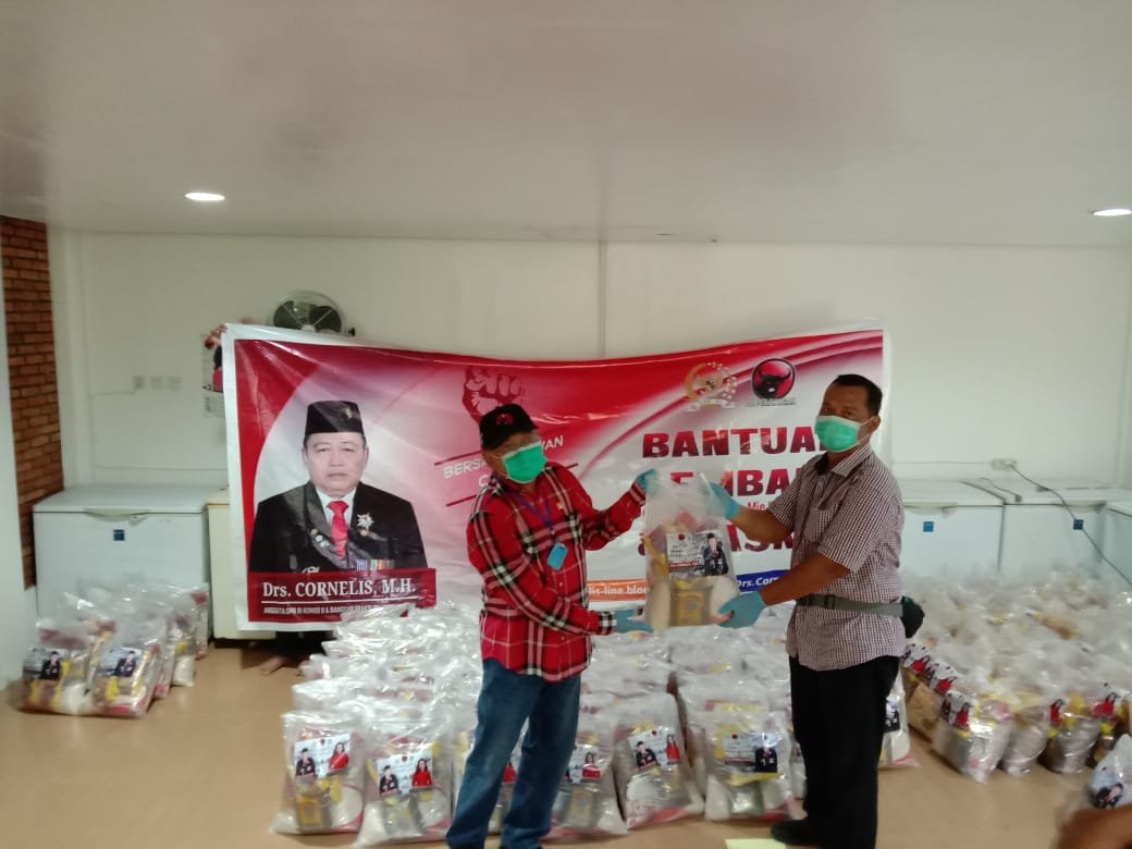 Mantan Gubernur Kalbar Salurkan Bantuan Untuk Masyarakat Bengkayang