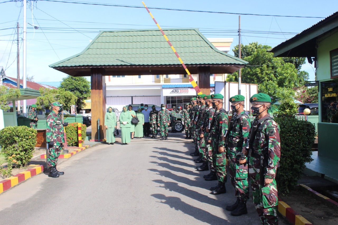 Danrem 121/ABW Salurkan Bansos Untuk Masyarakat Terdampak COVID-19 di Ketapang
