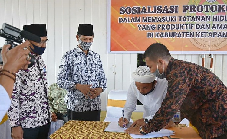 Pemkab Ketapang Serahkan Hibah Untuk Pondok Pesantren Nur Ilahi Sukaharja