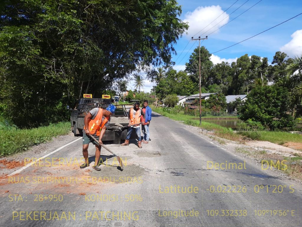 Pemkab Landak Koordinasikan Perbaikan Jalan Nasional Yang Rusak Akibat Banjir