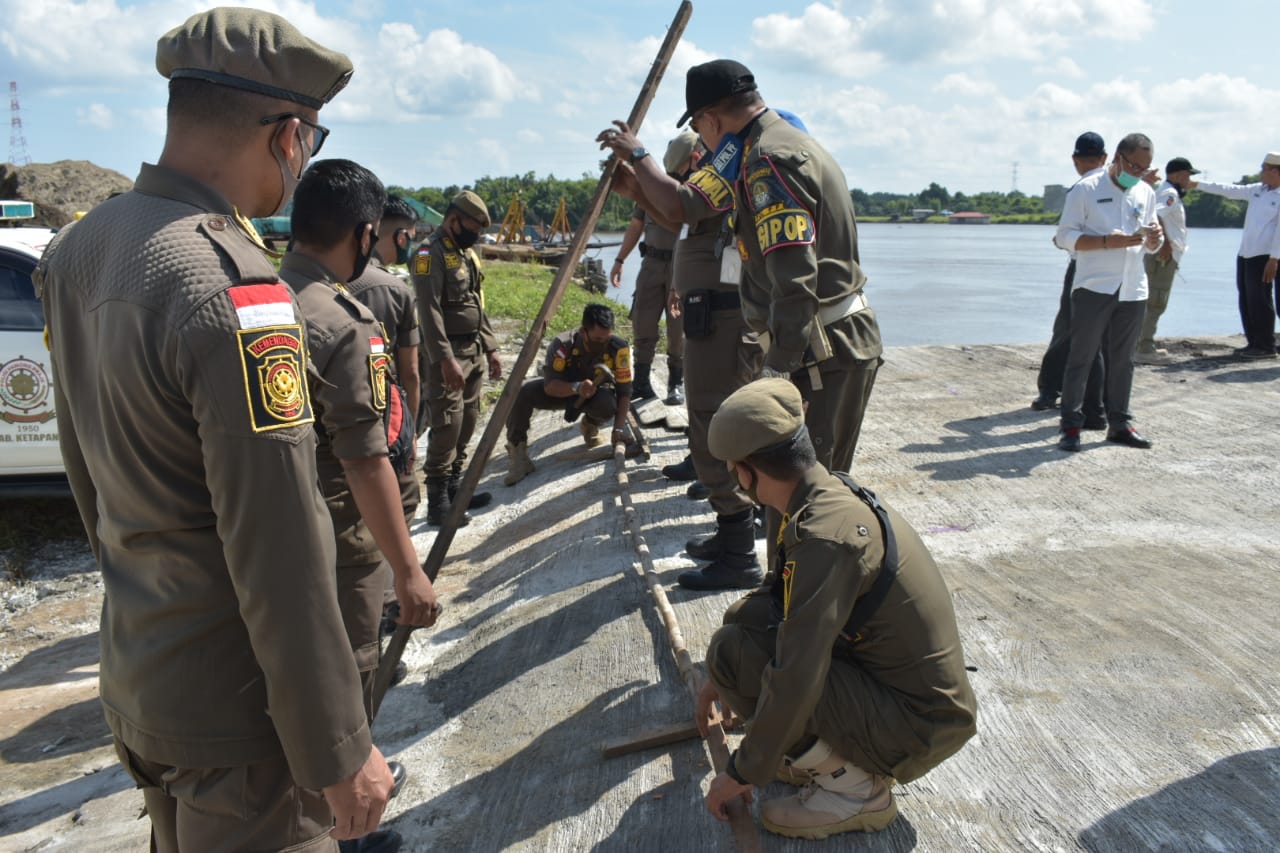Satpol PP Ketapang Segel Tersus Milik CV Juara Motor
