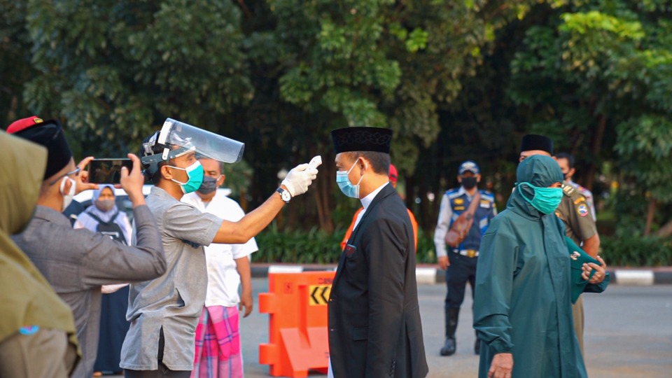 Warga Salat Ied Depan Kantor Wali Kota Pontianak Sesuai Protokol Kesehatan