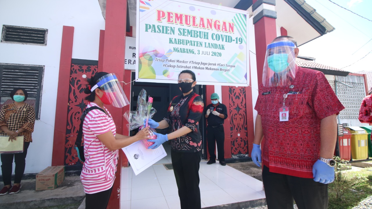 Bupati Landak Lepas Kepulangan Pasien Sembuh Covid-19