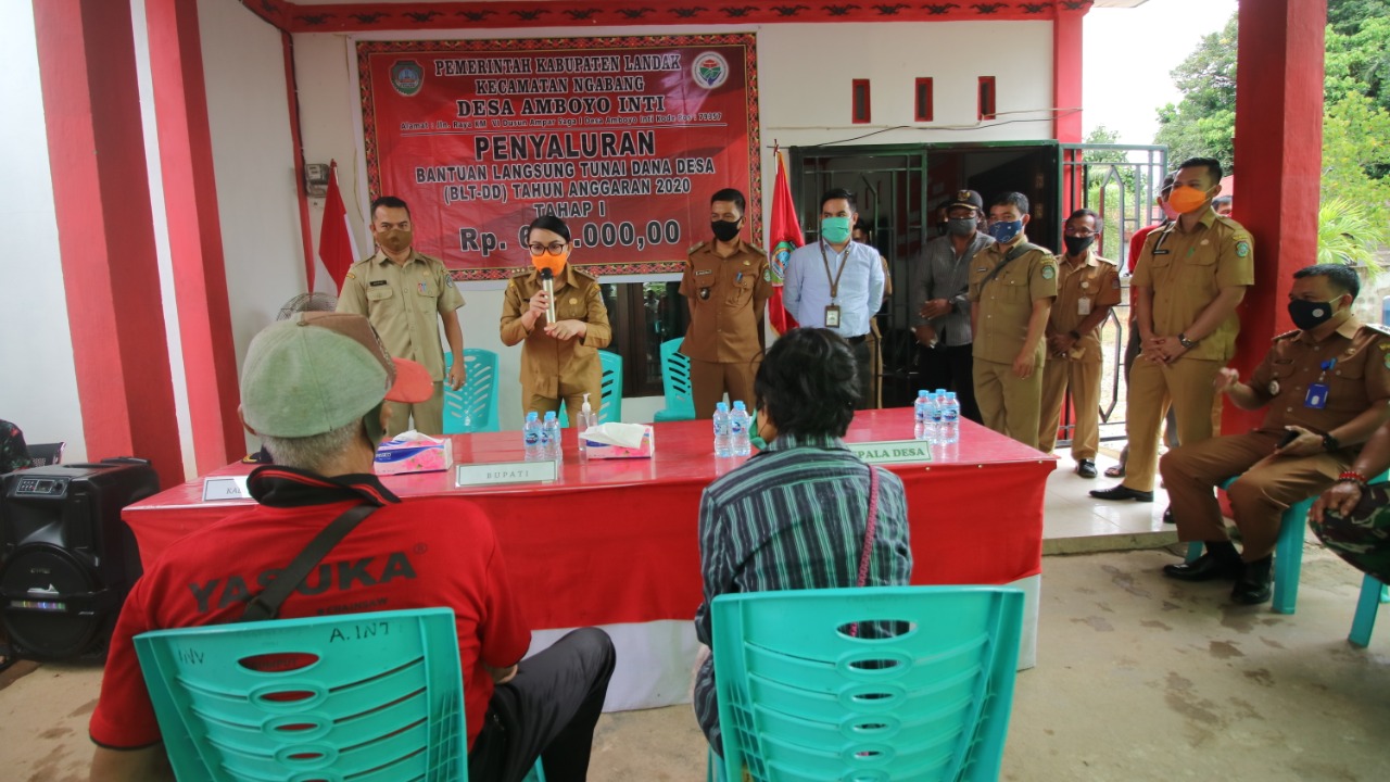 Pemkab Landak Serahkan BLT DD Non Tunai