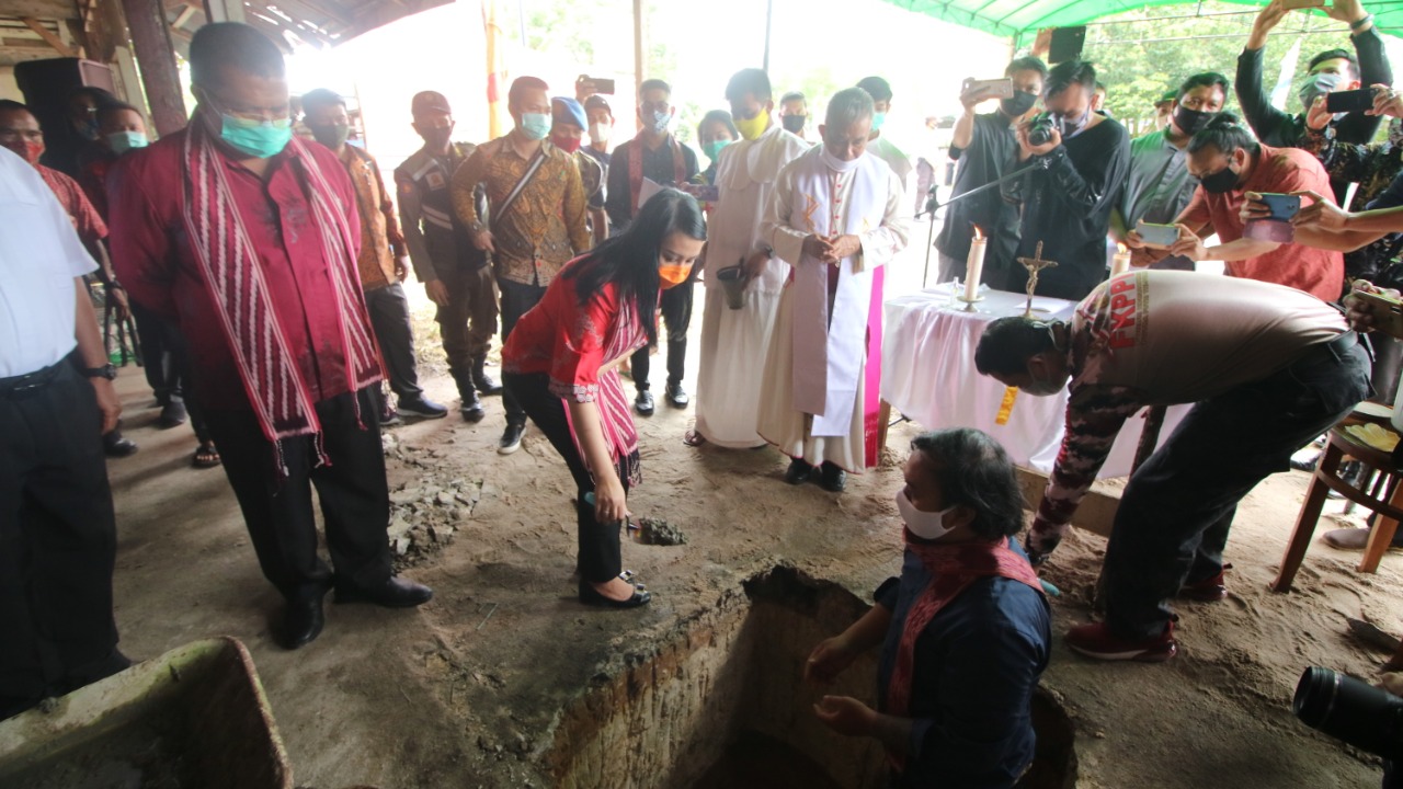 Bupati Landak Letakkan Batu Pertama Pembangunan Pastoran Mandor