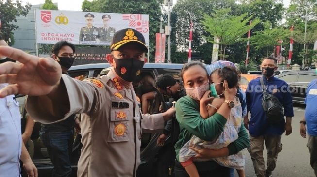 Banjir Air Mata, Balita Korban Penculikan Peluk Erat Polwan Usai Ditemukan