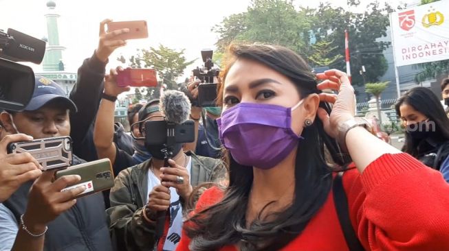 Ditipu Rp 23 Juta saat Belanja Online, Tessa Kaunang Lapor Polisi