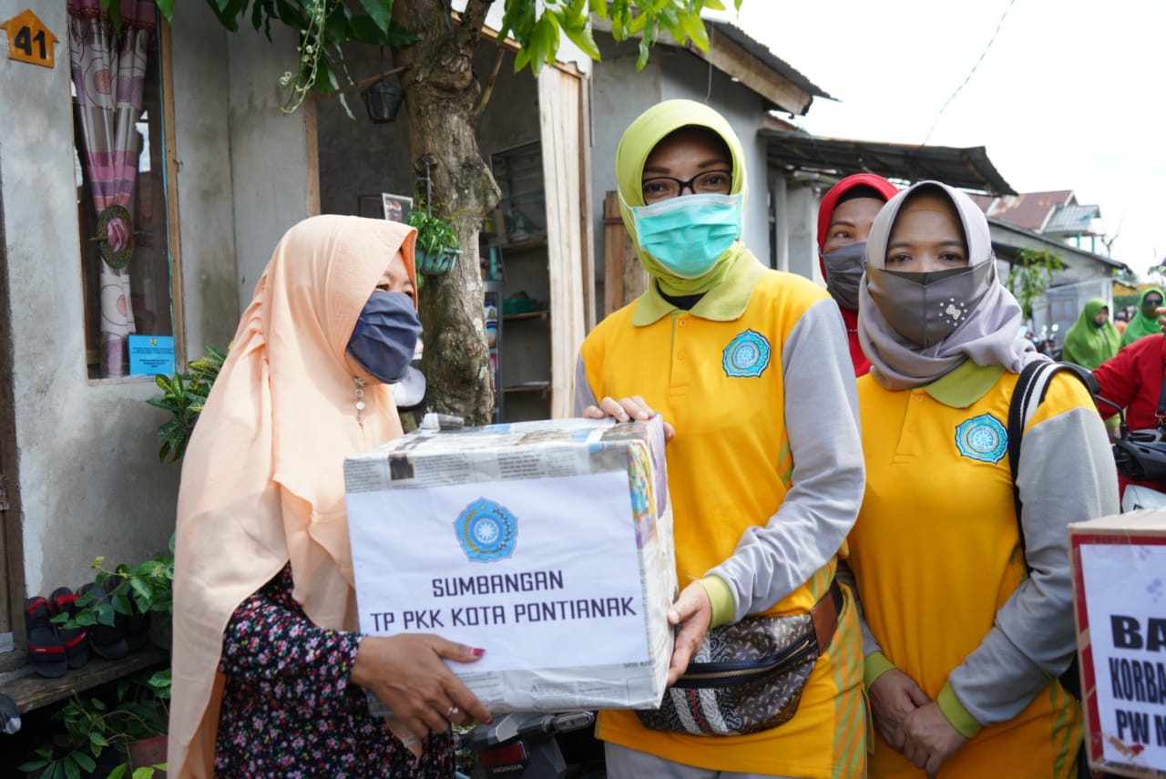 PKK Pontianak Bantu Warga Korban Puting Beliung
