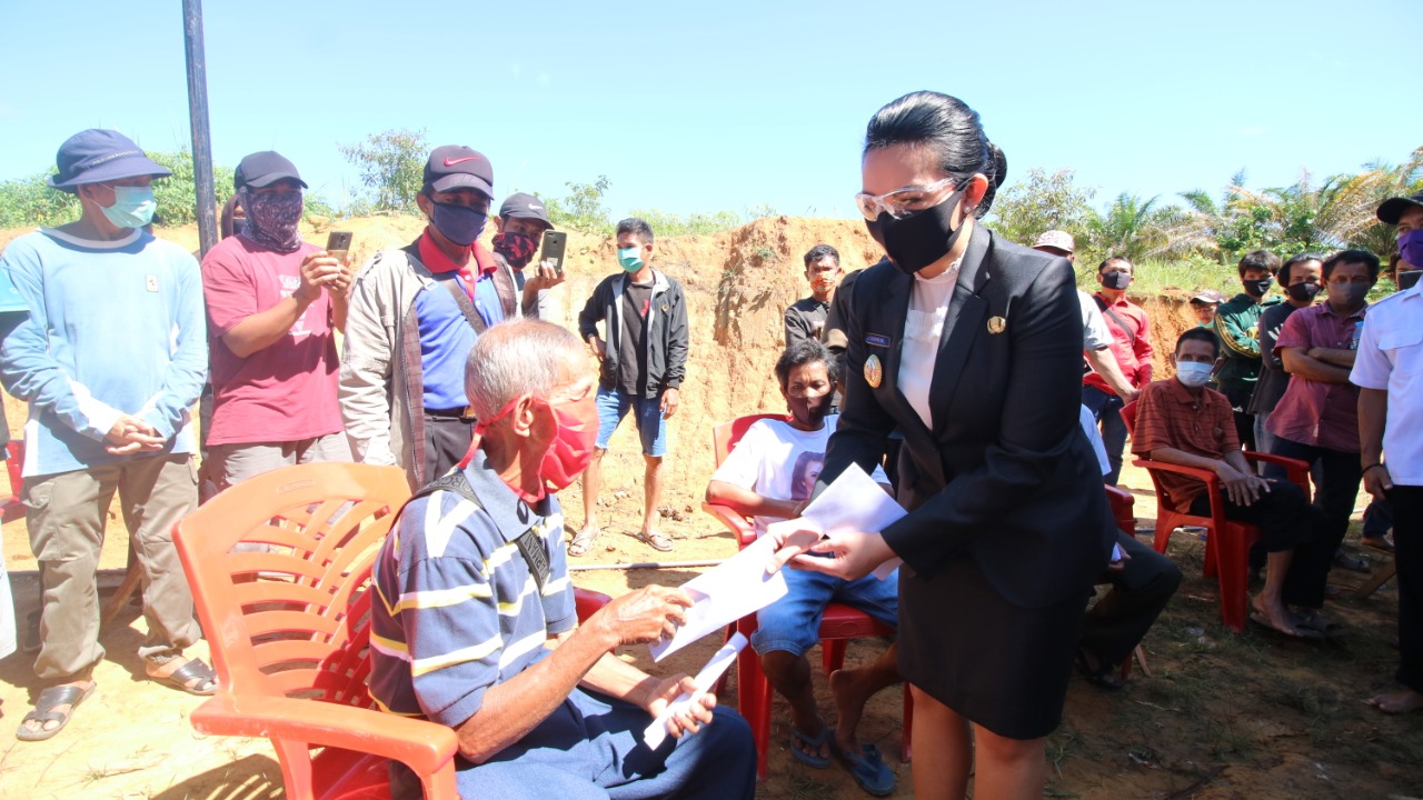 Pemkab Landak Salurkan BLT DD Di Desa Amboyo Utara