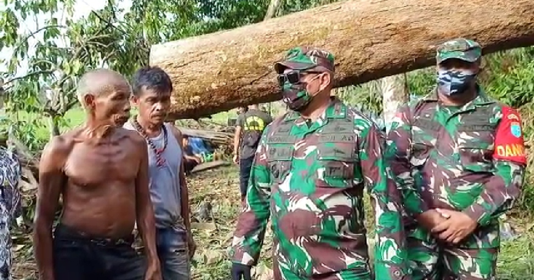 TNI Bantu Warga Terdampak Bencana Puting Beliung