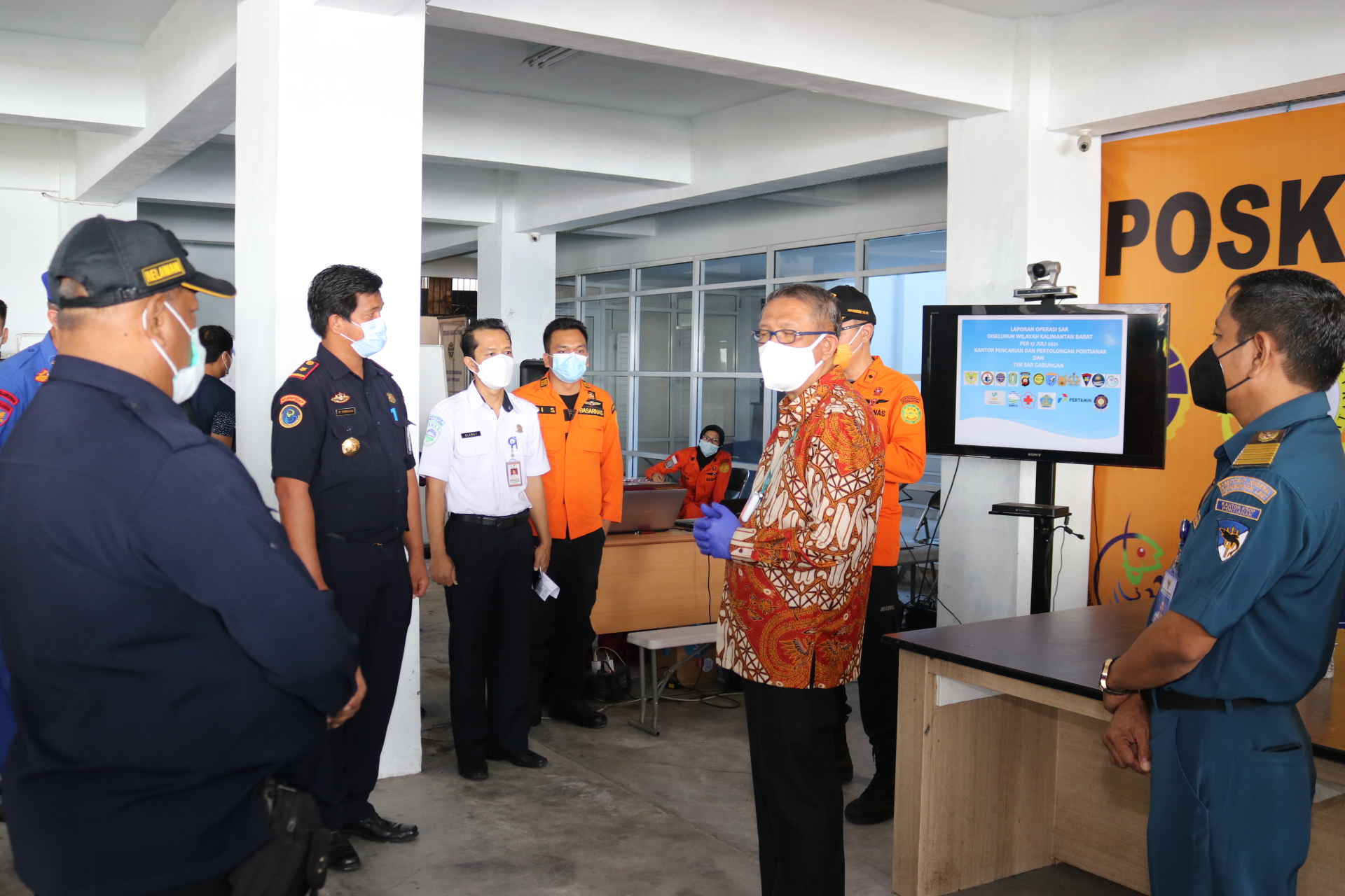 Tinjau Posko Korban Kecelakaan Kapal Laut, Sutarmidji Harap Masih Ada Korban Selamat