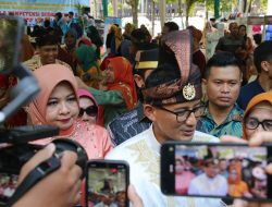 Sandiaga Uno Ramaikan Pameran Parade Tanjak Baju Melayu di Pontianak