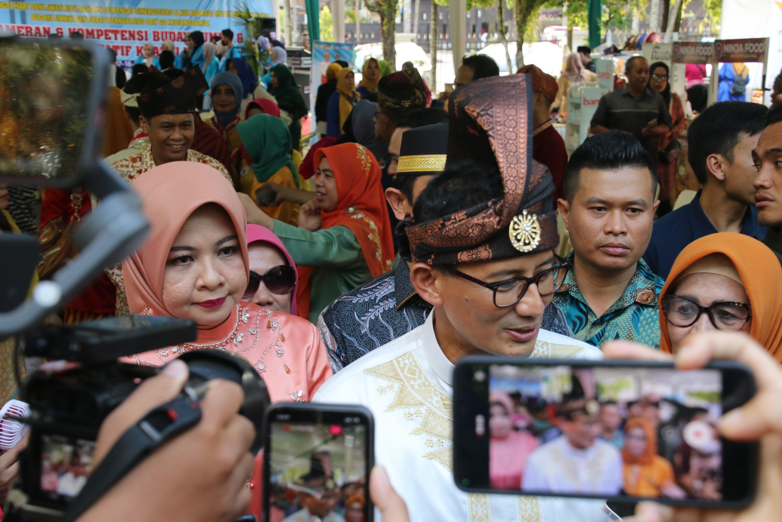 Sandiaga Uno Ramaikan Pameran Parade Tanjak Baju Melayu di Pontianak