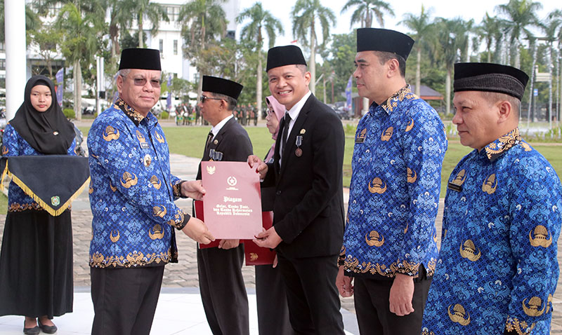 Harisson Pimpin Peringatan HUT KORPRI ke-52 & Hari Kesehatan Nasional ke-59: Apresiasi Desa Mandiri dan Sorot Netralitas ASN