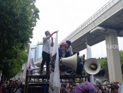 Deretan Aksi Massa Geruduk Kedubes Singapura Bela UAS: Mau Tabrak Gerbang hingga Terjang Hujan