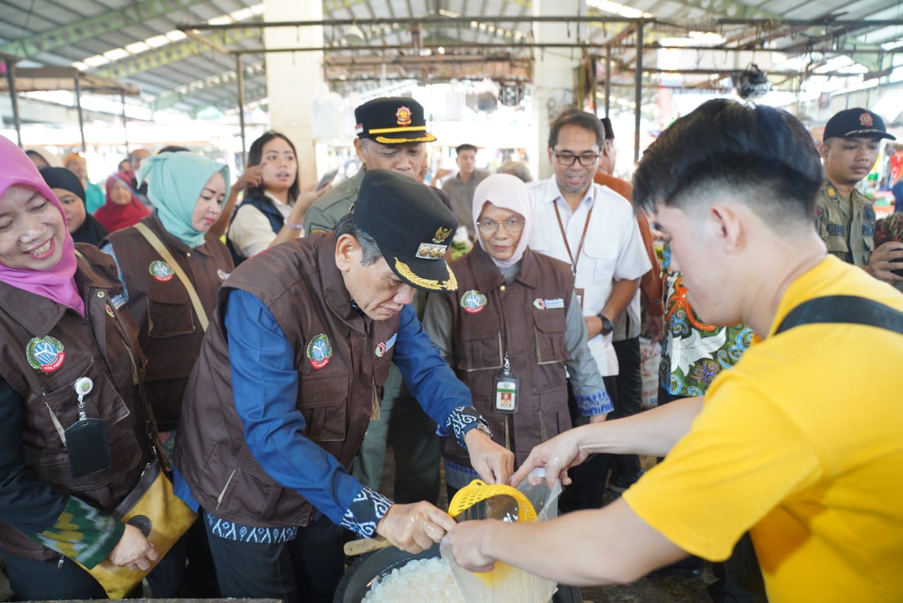 Tim Pengawasan Uji Sampel 17 Produk Olahan di Pasar Flamboyan, Hasil Pemeriksaan Negatif Formalin dan Boraks