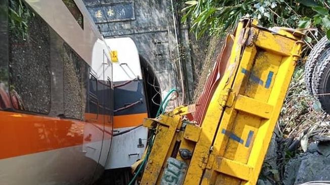 Kecelakaan Kereta Api Tewaskan 50 Orang, Menteri Transportasi Taiwan Mundur