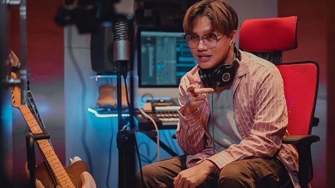 Rizky Febian Jadi Penyanyi Populer Resso Indonesia 2020 Anthem Award