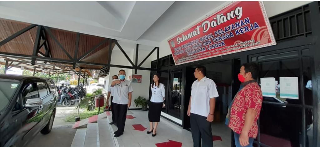 Sekda Landak Evaluasi Pelayanan di DPMPTSPTK dan Dukcapil