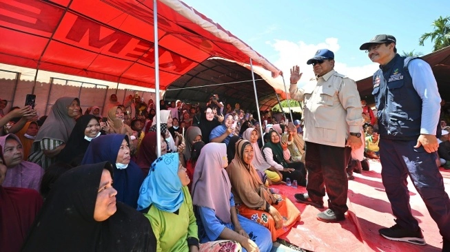 Dapur Umum Kemensos Jadi Penopang Pengungsi di Sumatera