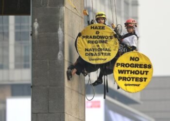 Greenpeace Kritik Pemerintah Prabowo soal Kebakaran Hutan, Bentangkan Spanduk di Bundaran HI