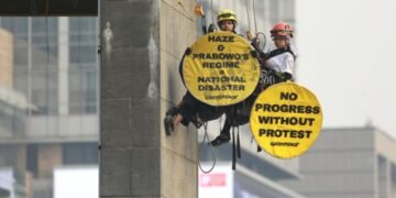 Greenpeace Kritik Pemerintah Prabowo soal Kebakaran Hutan, Bentangkan Spanduk di Bundaran HI