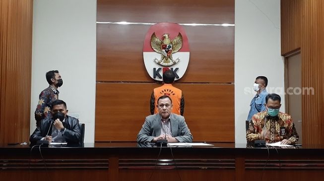 Dipamerkan Pakai Rompi Tahanan, KPK Tetapkan Azis Syamsuddin Tersangka Kasus Suap
