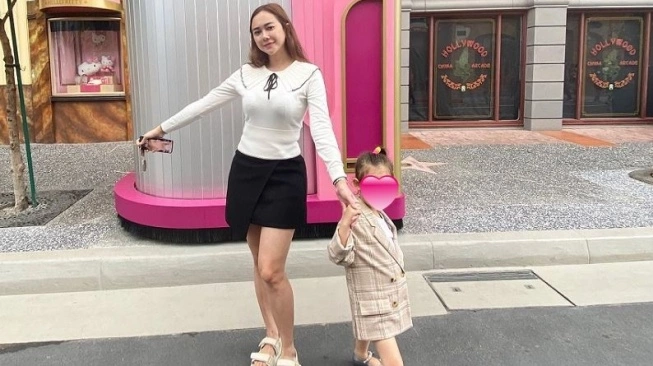 Lihat Gaya Stylish Aura Kasih Momong Anak di Mall, Pakai Dress Putih Sambil Tenteng Tas Branded