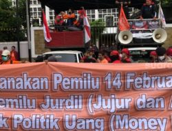 Aksi May Day Di Depan Gedung KPU, Massa Buruh: Jangan Geser Tanggal Pemilu 2024!
