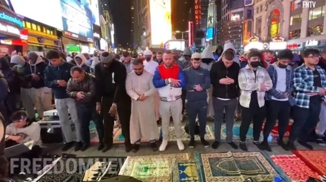 Doakan Perdamaian Palestina, Ribuan Orang Salat Tarawih di Times Square New York