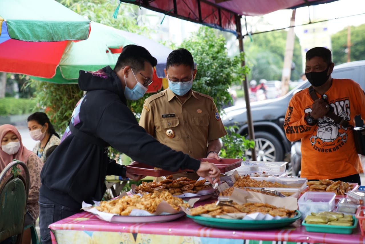 Peduli UMKM, Wali Kota Edi Kamtono dan Evan ‘Hobby Makan’ Borong Takjil