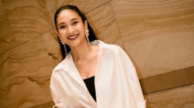 Pesona Happy Salma yang Outfitnya Selalu Inspiratif