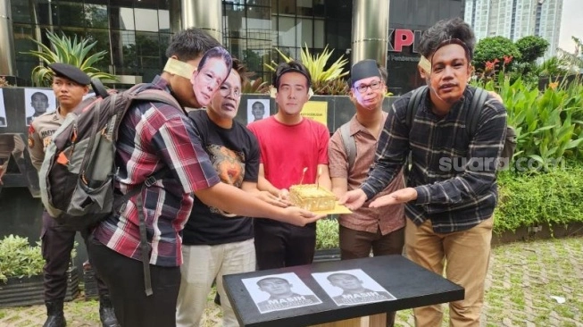 ICW Gelar Aksi ‘Tiup Lilin’ di Depan Gedung KPK, Peringati Empat Tahun Buronnya Harun Masiku