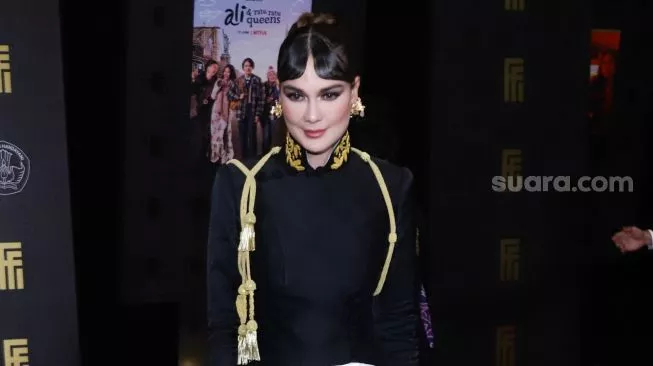 Celana Pendek Luna Maya Bikin Salah Fokus, Harganya Sampai Belasan Juta